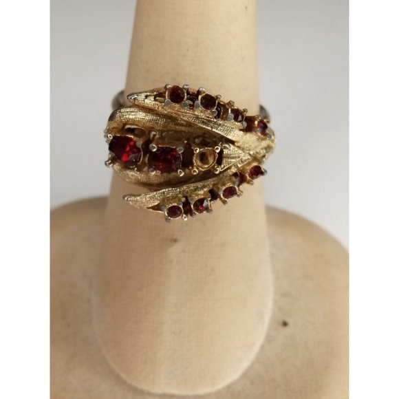 Size 7.75 Gold Tone Red Rhinestone Chunky Ring -1 MISSING STONE - Picture 2 of 8